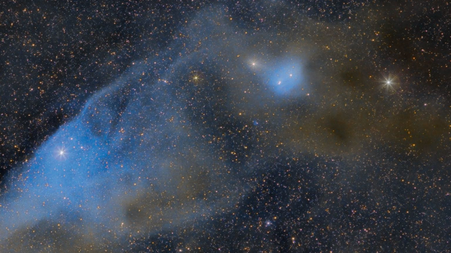 La nebulosa de la Cabeza de caballo azul, IC 4592, en la constelación de Escorpio (el norte queda debajo). ν Scorpii está en el puente de la nariz y brilla en un tono azulado. Bajo la oreja encontramos otra nebulosa azul, IC 4601. Scott Rosen