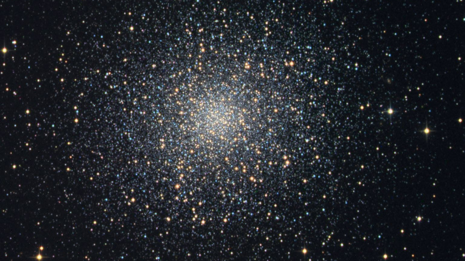 El cúmulo globular M13 también es un objeto que merece la pena para los observadores de ciudad. Michael Breite, Stefan Heutz y Wolfgang Ries / CCD Guide