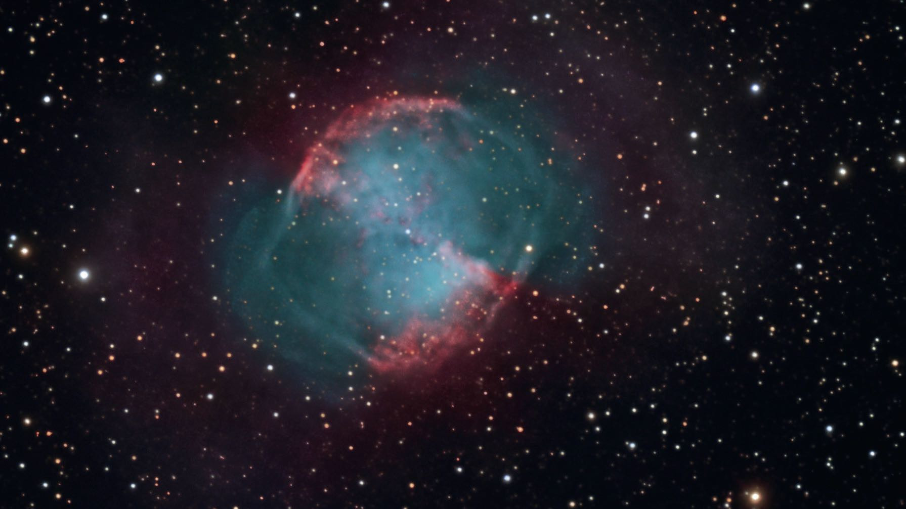 La nebulosa planetaria M27 también puede ser un objeto gratificante para observar desde la ciudad. Además, con un filtro incluso se puede visualizar el efecto de la mancuerna. Sebastian Voltmer / CCD Guide