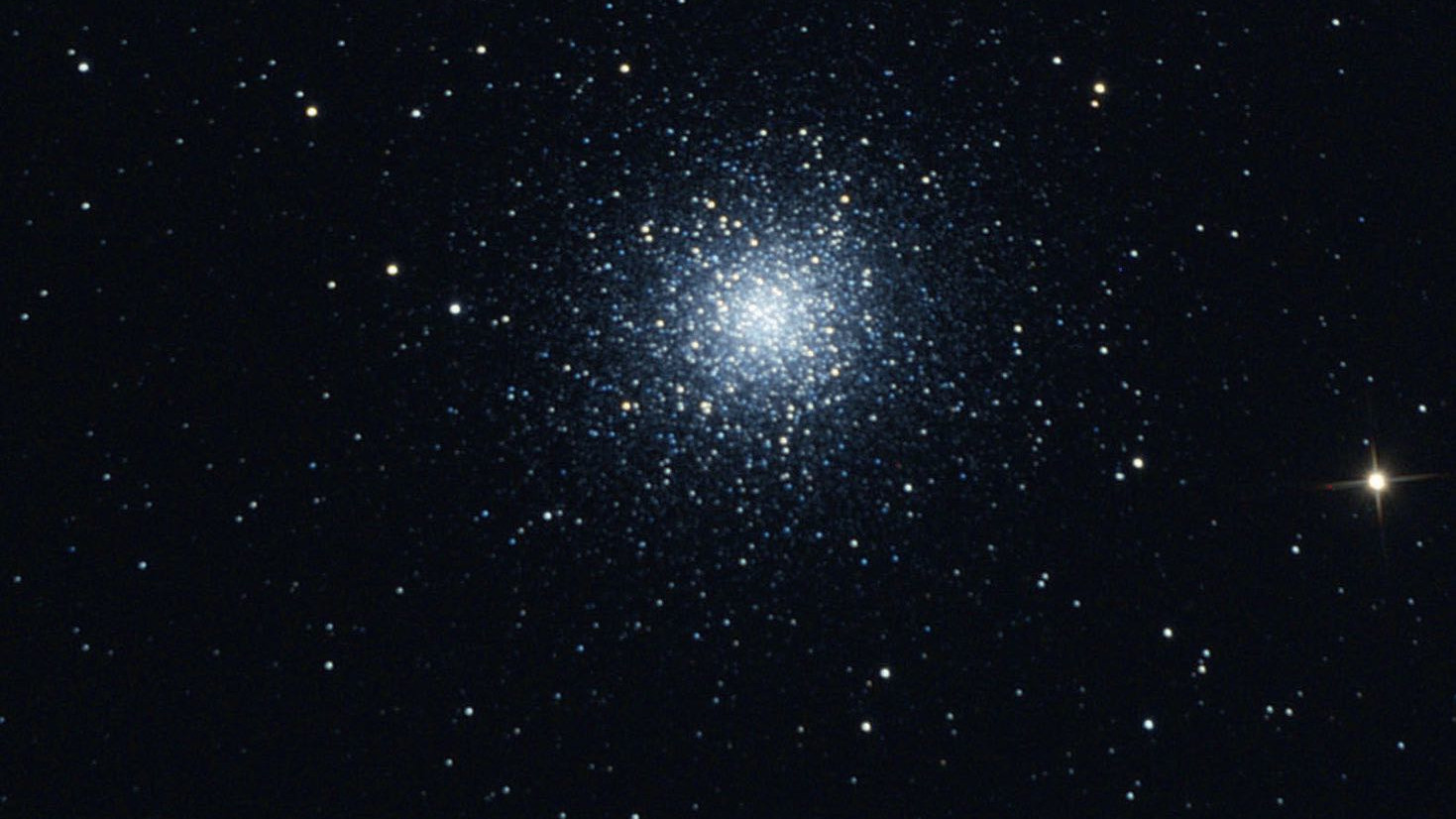 Aunque los prismáticos no son capaces de resolver M13 en estrellas individuales, sí que permiten identificarlo como un cúmulo globular. Marcus Degenkolbe