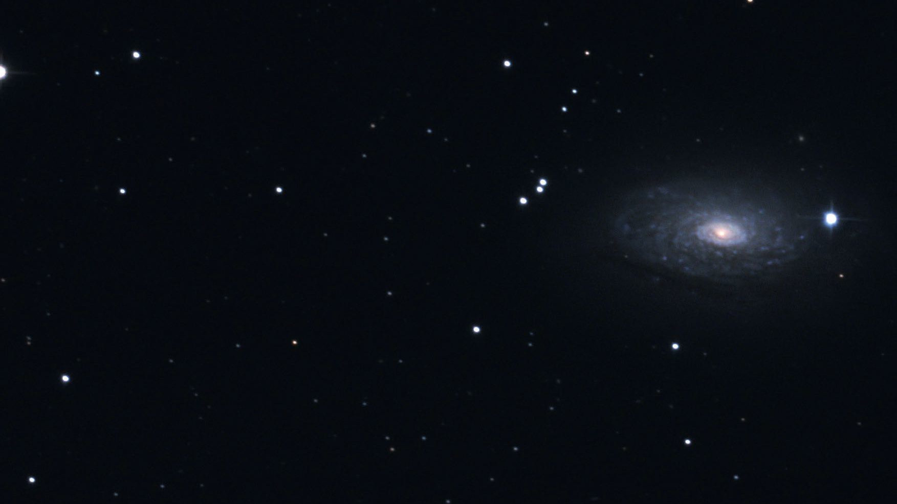 En los binoculares casi parecen una estrella binaria. Las características galácticas de M63 se distinguen mucho mejor en las fotos. Marcus Degenkolbe