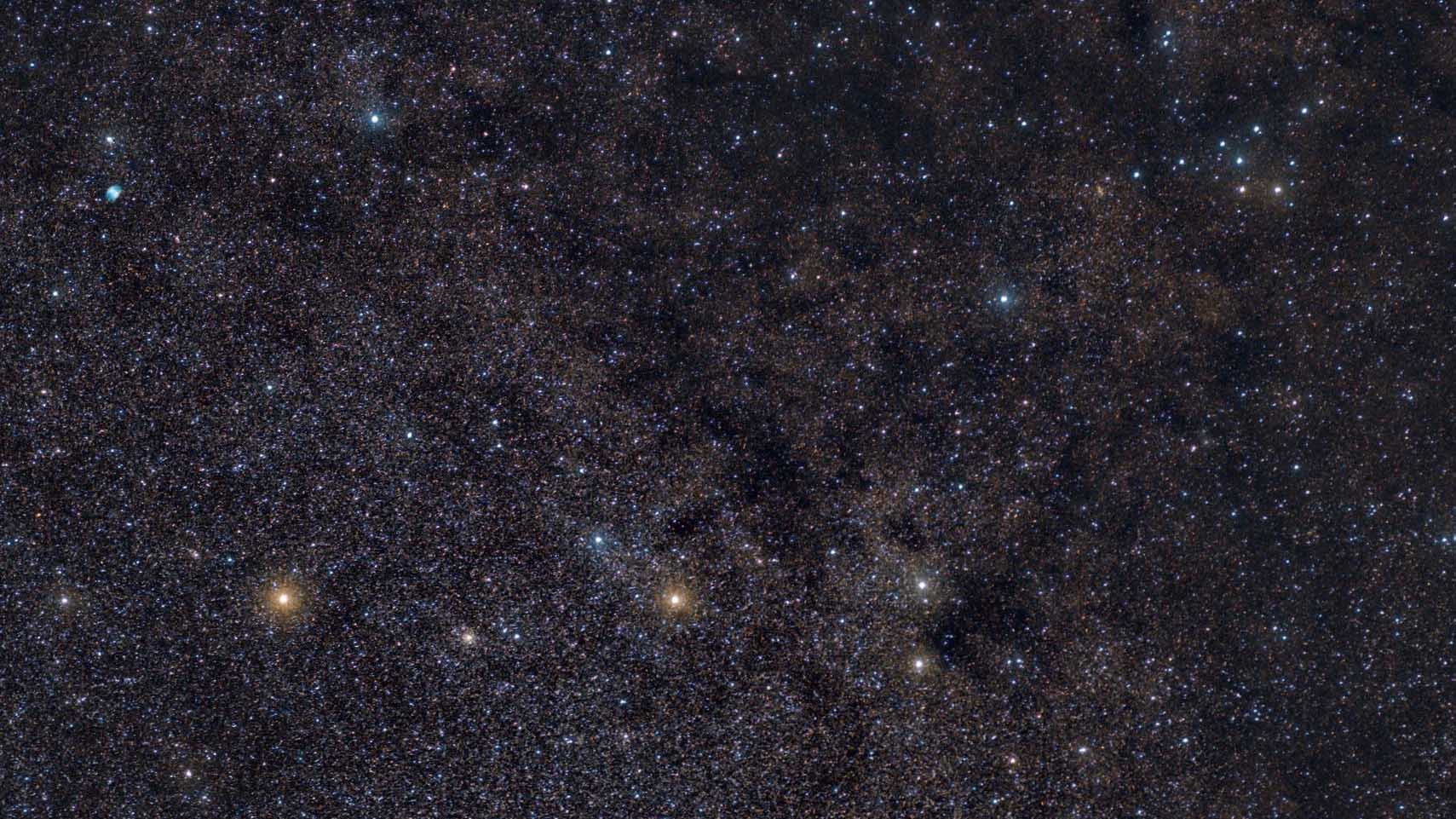 En la imagen se ven las estrellas principales de la Flecha en el centro, M27 en la parte superior izquierda y el Cúmulo de la Percha a la derecha. Marcus Degenkolbe