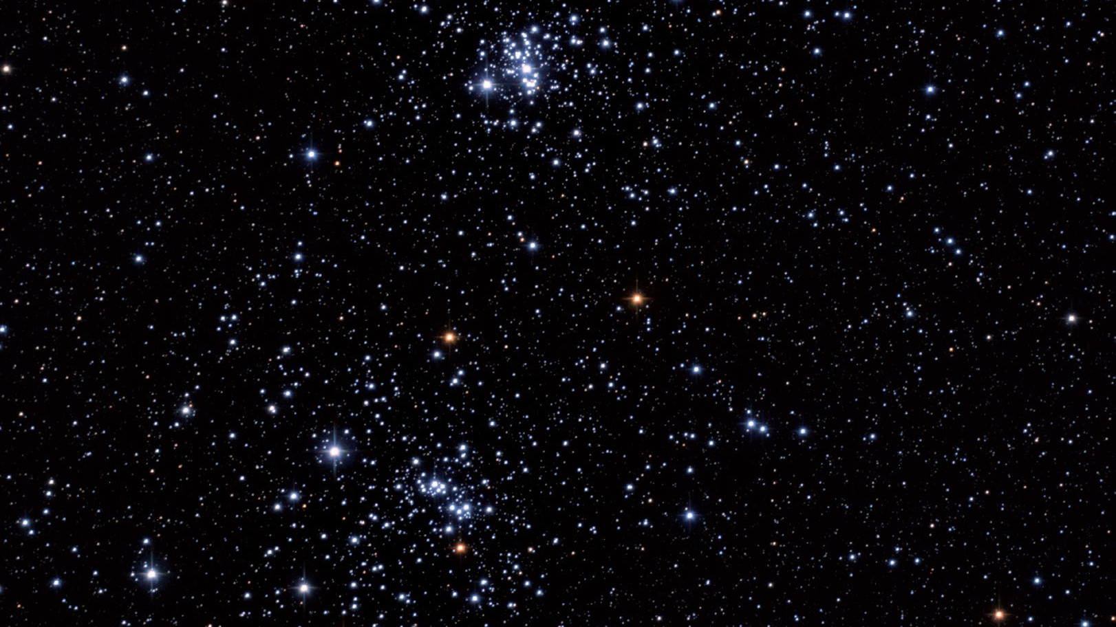 Dada su extensión, el cúmulo doble h y χ Persei, también conocido como NGC 869/884, resulta ideal para observar con binoculares. Marcus Degenkolbe