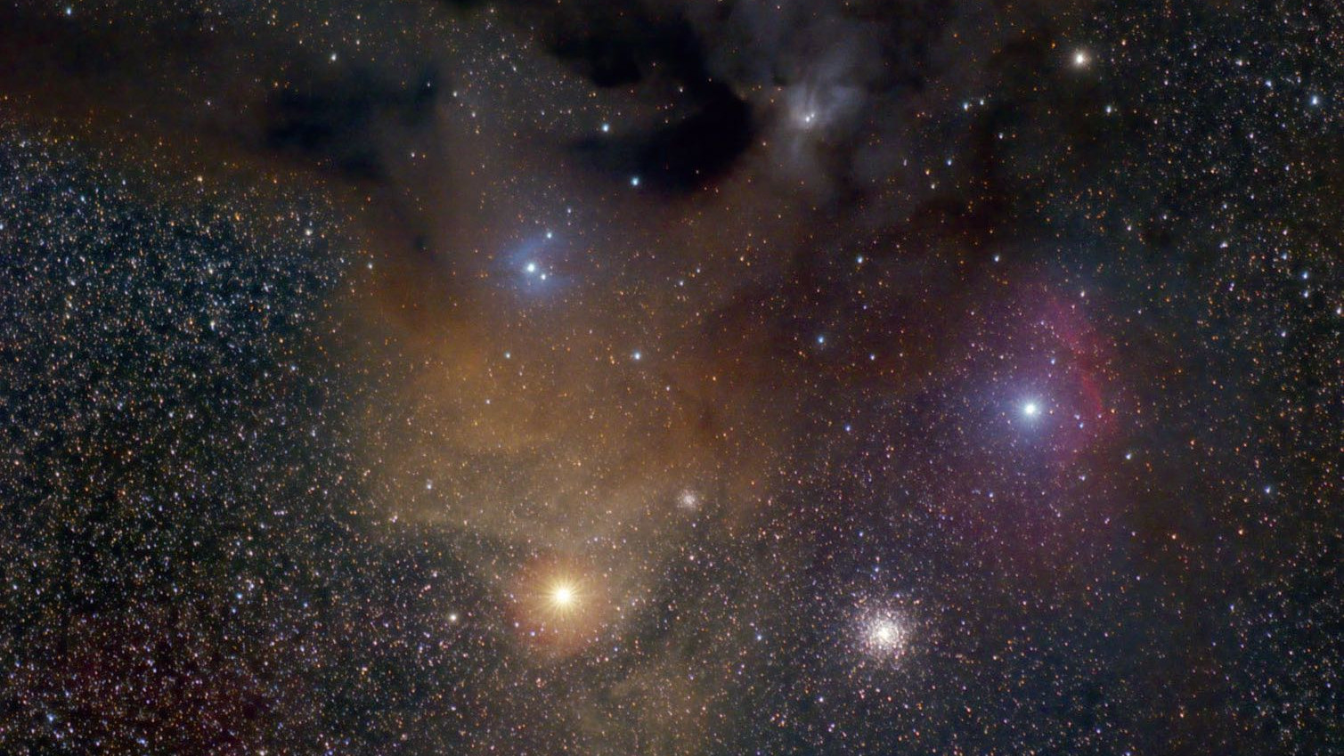 La colorida nebulosa de Rho Ophiuchi y su entorno: Antares es la estrella naranja brillante debajo de la nebulosa, con el cúmulo globular M4 a su derecha. Jim Thommes