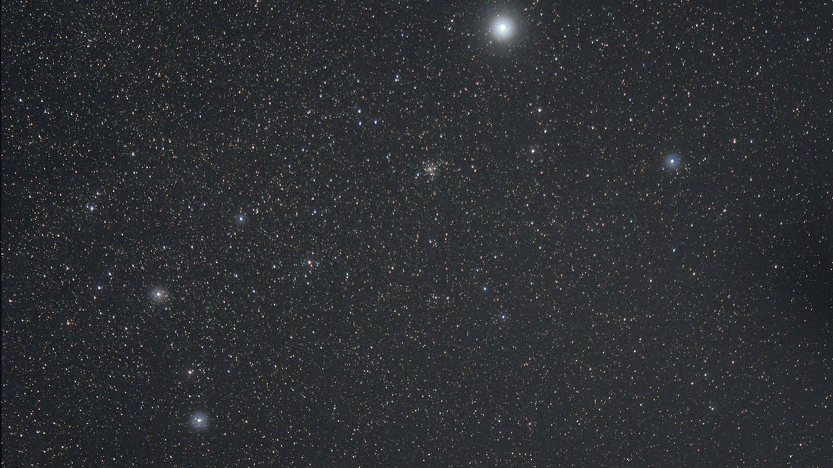 La constelación del Can Mayor contiene cúmulos estelares abiertos de diferentes catálogos visibles con binoculares. Rolf Löhr / CCD Guide