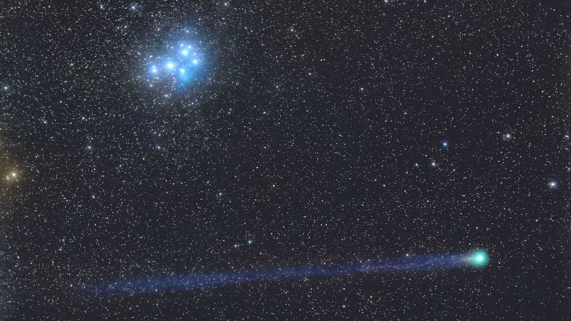 Las Pléyades y el cometa Lovejoy. Foto de Cristian Fattinnanzi